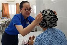 Bệnh nhân ung thư ở Sài Gòn được tặng mũ đa năng